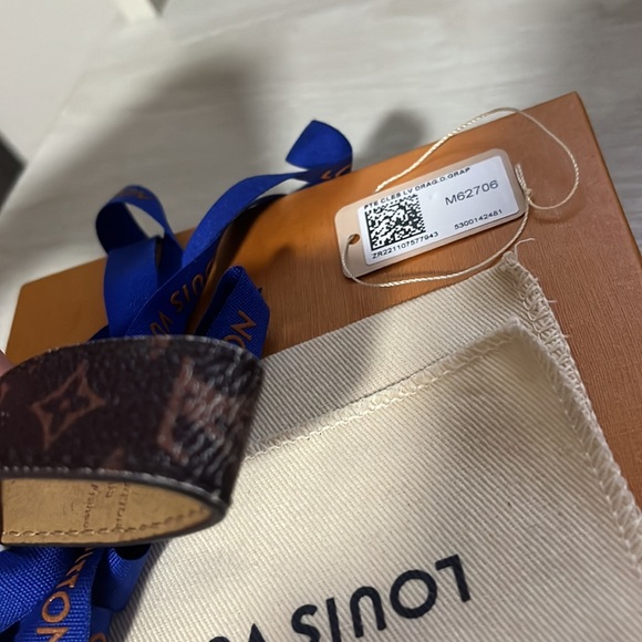 Louis Vuitton Brown Monogram Dragonne Key Holder Key Ring / key Chain - Picture 4 of 7